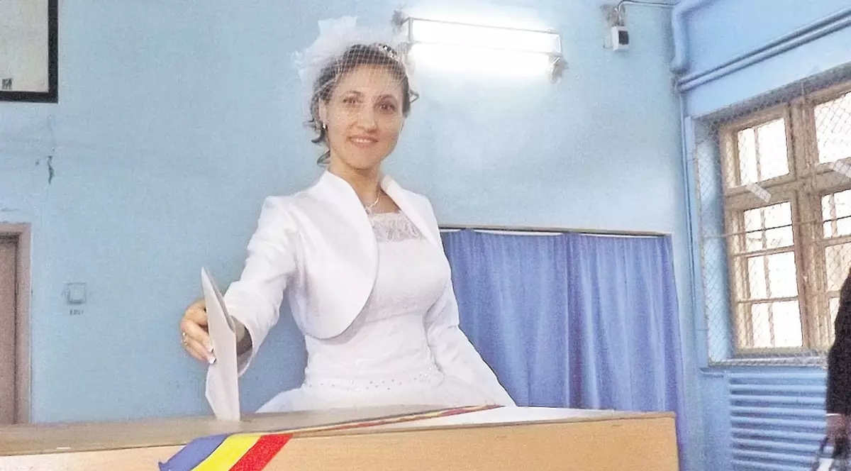 ALEGERI PREZIDENŢIALE 2014 | Un mire şi o mireasă au fost primii care au dat startul votării la o secţie din Galaţi