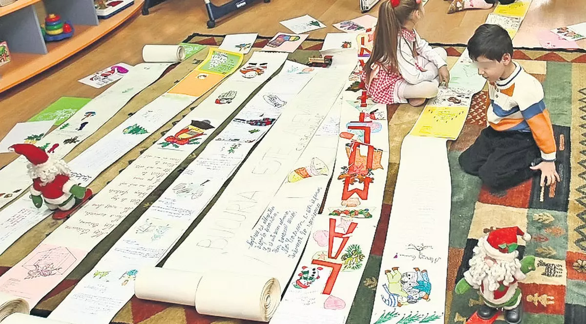 Copiii defavorizați din sectorul 2 al Capitalei i-au scris lui Moș Crăciun 600 de metri de dorințe