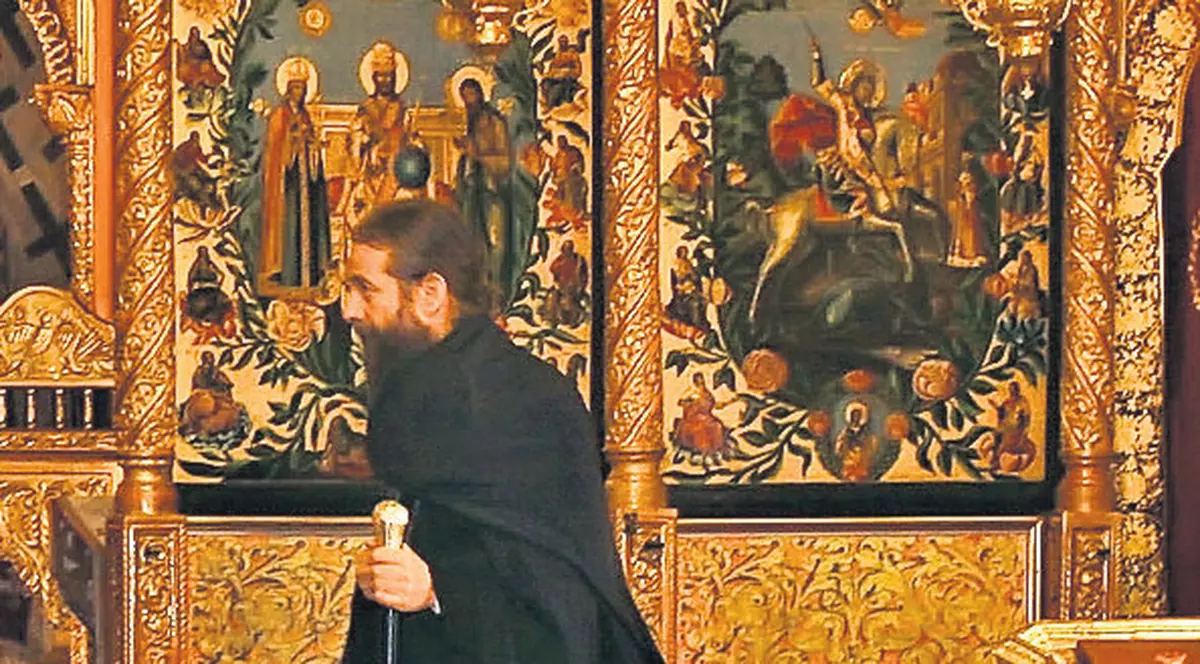 Hoții se închină la icoane furate