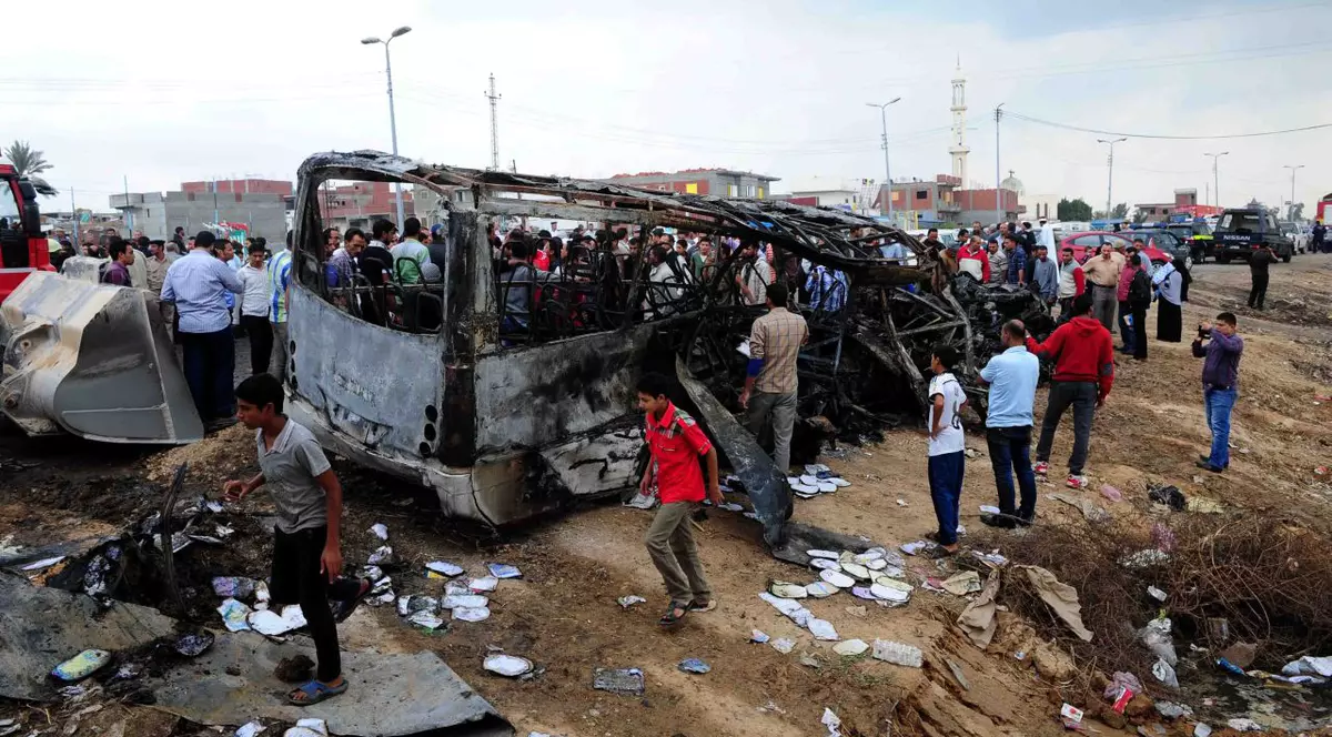 Accident tragic în Egipt! Cel puțin 18 morți, după ce autobuz şcolar a fost mistuit de flăcări | FOTO