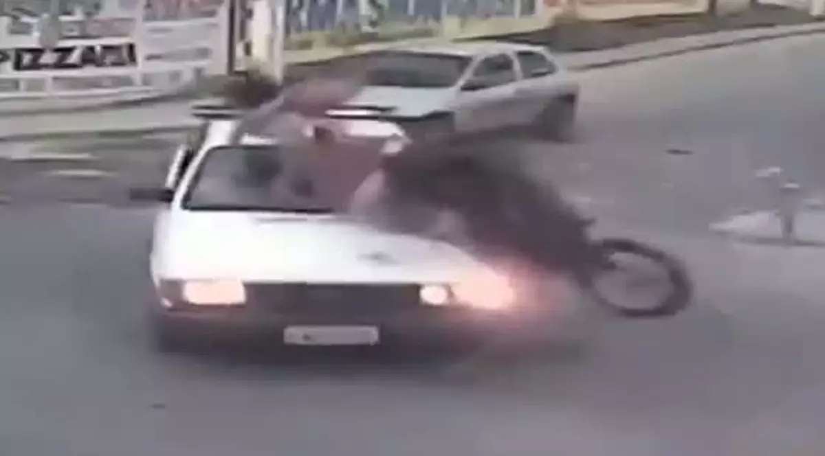 Reacția emoționantă a unui cuplu de îndrăgostiți, imediat după ce au scăpat dintr-un accident de motocicletă | VIDEO