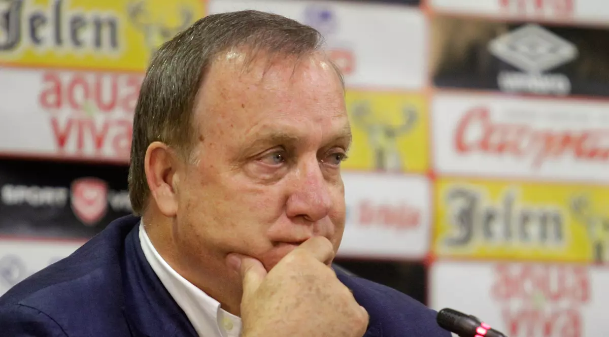 Gullit rechterhand van Advocaat tot einde kwalificatie Vandaag, 06:07 Marcel van der Kraan De KNVB gaat na een week van totale chaos Dick Advocaat en Ruud Gullit aanstellen als het nieuwe duo voor het Nederlands elftal. Gullit wordt de rechterhand van Advocaat en zal een belangrijke rol in de staf van Oranje krijgen. Op het moment dat Henk ten Cate zich in Abu Dhabi nog altijd verwonderde over de ommezwaai van technisch directeur Hans van Breukelen, besloot de KNVB gisteren een aanvang te maken met de officiële invulling van de contracten van Advocaat en Gullit. Het kan nog enkele dagen duren voordat de zaak is afgerond. Niet zozeer de financiën, waarvoor indicaties waren afgegeven, vormen het probleem. Wel moet een aantal praktische zaken worden opgelost. Verkiezingen Het contract van Advocaat bij zijn werkgever Fenerbahçe zou normaal gesproken op 1 juni aflopen, maar vanwege de verkiezingen in Turkije is vorige week een speelronde uitgesteld en daardoor loopt de competitie pas op zondag 4 juni af. In de huidige situatie kan Fenerbahçe zich via een tweede plaats in de competitie nog kwalificeren voor de voorronde van de Champions League. Fener staat nu nog derde, met vier punten minder dan de nummer 2. Foto: Michel van Bergen Wil Advocaat op woensdag 31 mei actief zijn als bondscoach bij Marokko-Nederland (in Agadir) en op zondag 4 juni Oranje ook leiden tegen Ivoorkust (thuis), dan moet hij de president van Fenerbahçe vragen hem tijdens de slotrace van de Turkse Süper Lig te laten vertrekken. Boegbeeld Gullit is op dit moment niet verbonden aan een club, maar de oud-international heeft wel grote contracten met buitenlandse tv-stations. Zo is hij onder meer een gewaardeerd analyticus bij de BBC en Bein Sports in het Midden-Oosten. Gullit is ook columnist van TELESPORT. Gisteren kwam het tot een eerste bespreking met de voetbalbond, die vorig jaar via Van Breukelen niet tot een akkoord kon komen met de voormalig WK-ganger. Met Gullit krijgt Oranje naast Advocaat wel meteen weer een boegbeeld en een man die aanspreekt bij de Oranje-internationals.