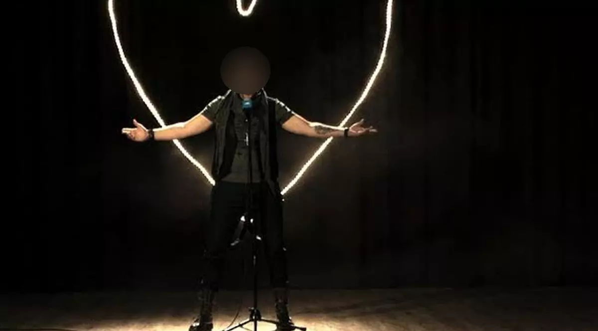 Nu l-ai mai văzut așa! Alexandru CIUCU a dat COSTUMUL ELEGANT pe MICROFON ȘI ȚINTE