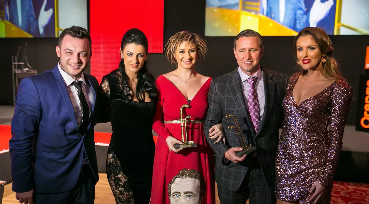 ANAMARIA PRODAN, SENZAȚIE în ”The Guardian”. ROCHIA CU CHIPUL LUI REGHE, declarată ȚINUTA SĂPTĂMÂNII de jurnaliștii britanici