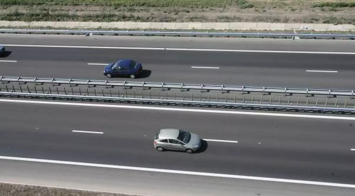 NU AI MAI VĂZUT ASTA NICIODATĂ PE AUTOSTRADA SOARELUI! Ce apare pe opt kilometri de-a lungul drumului?