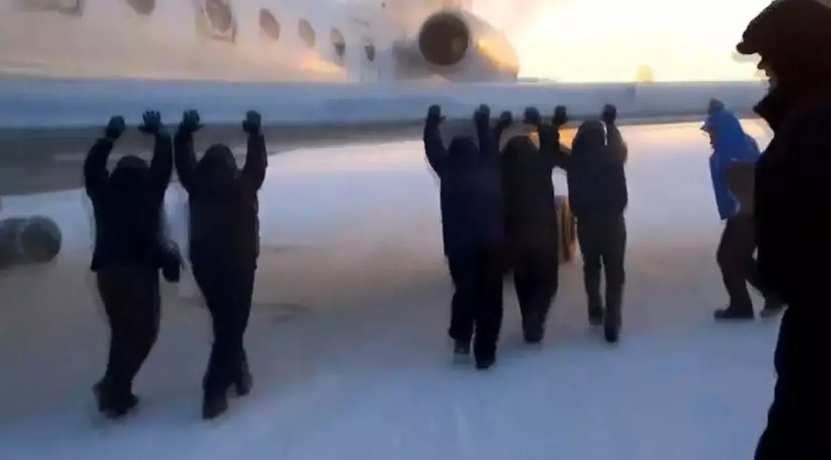 Ca la nebuni! Pasagerii au împins avionul ca să decoleze | VIDEO