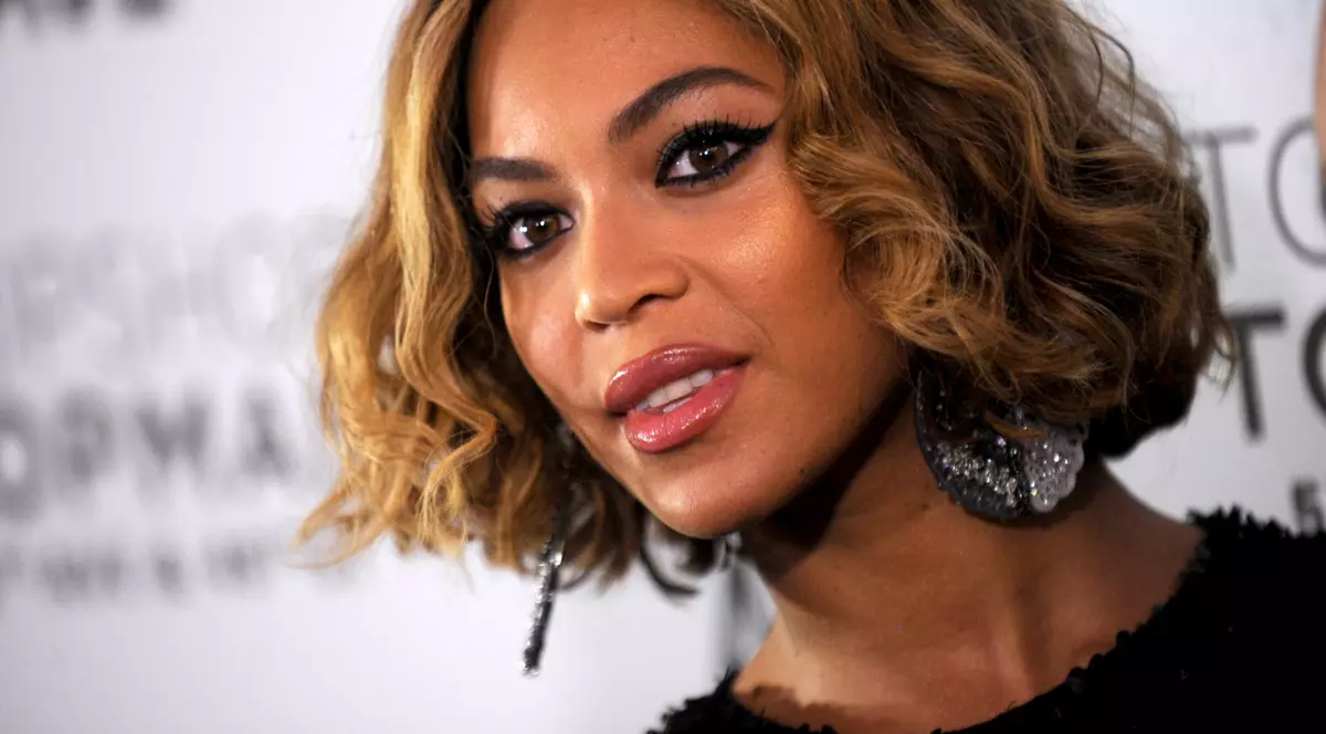 ATENȚIE, ȘOCANT! BEYONCE, comportament FOARTE CIUDAT! SE UITĂ ÎN GOL, SE LEAGĂNĂ fără MUZICĂ și ESTE TOTAL ABSENTĂ, lângă SOȚUL EI! VIDEO