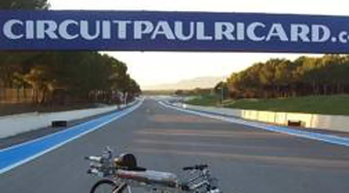 VIDEO / NEBUNIE: o bicicletă, mai rapidă decât un Ferrari!