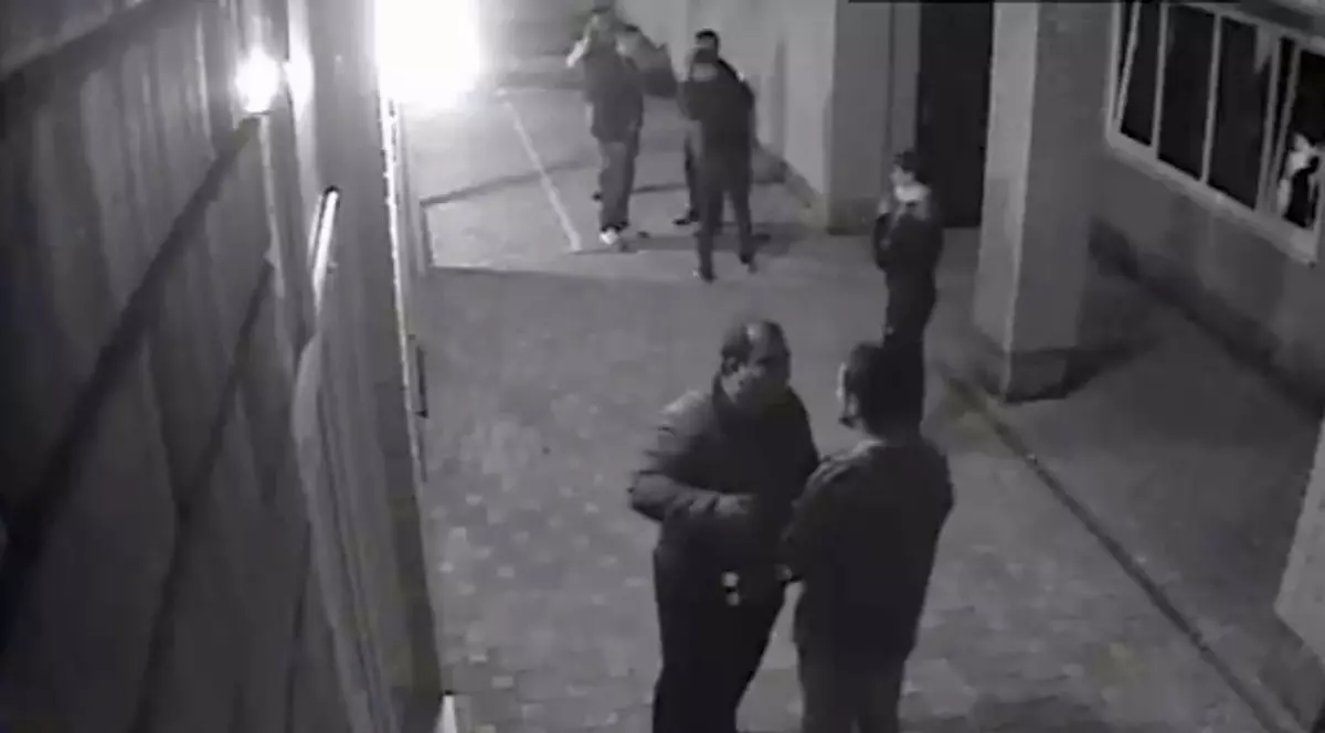 Vor regreta toată viaţa că au hărţuit o femeie într-un bar! Nu ştiau cine este soţul ei | VIDEO