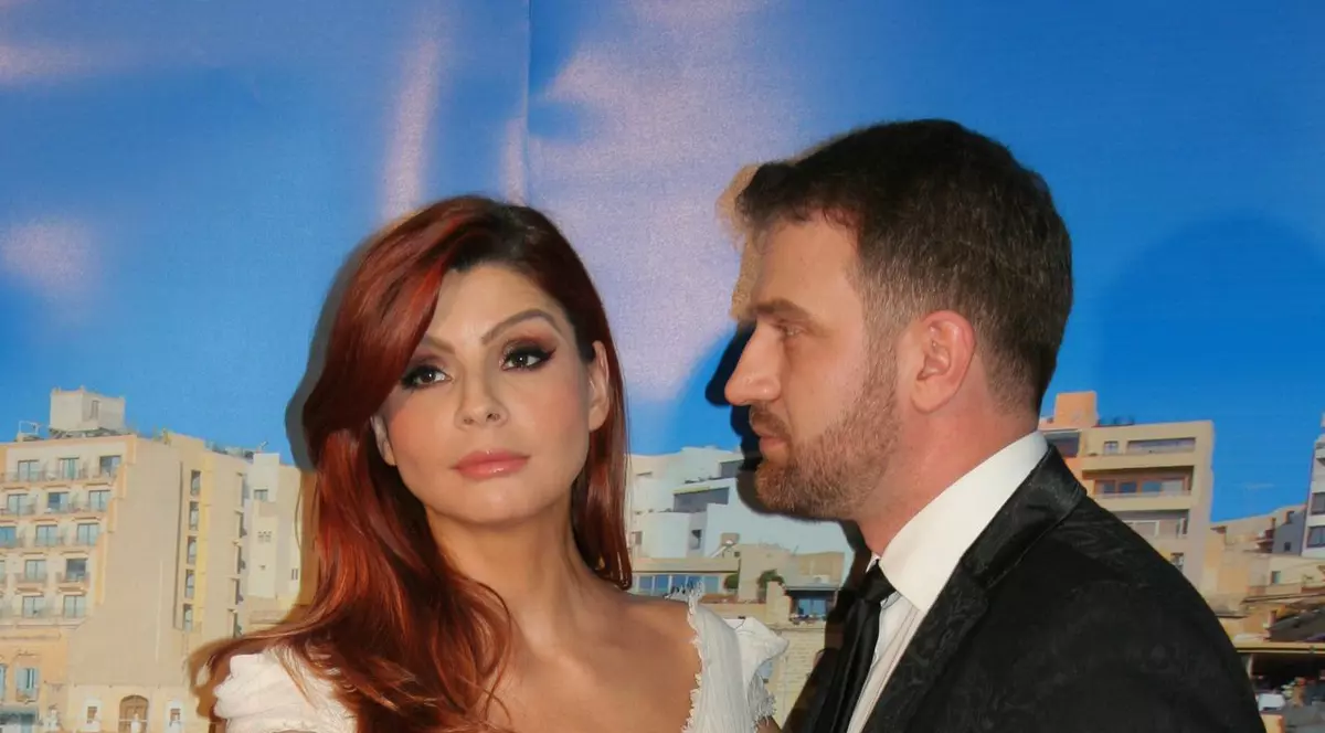 Gerard Butler de Romania a înlocuit-o pe Cristina Spătar cu un... iepuraș Playboy