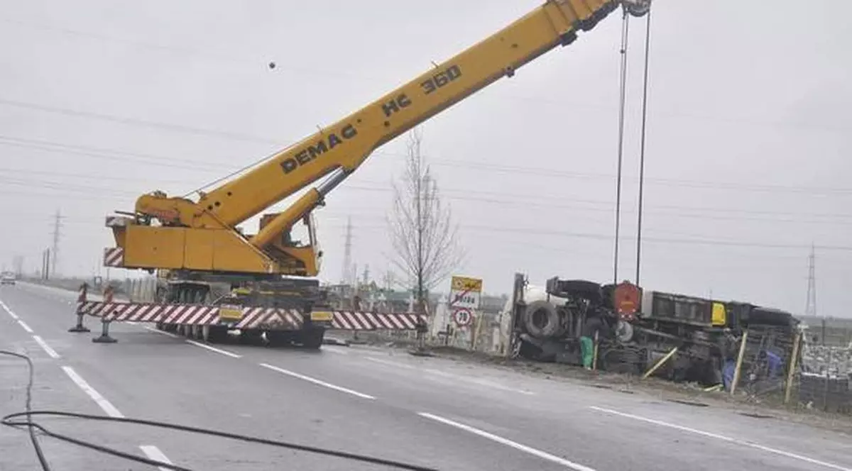 Pericol de explozie în Vaslui! O cisternă cu 27 de tone de benzină s-a răsturnat