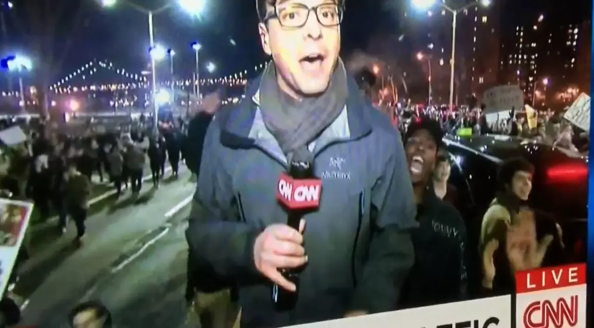 CNN a transmis în direct un protest la care se striga ”F**k CNN” | VIDEO 
