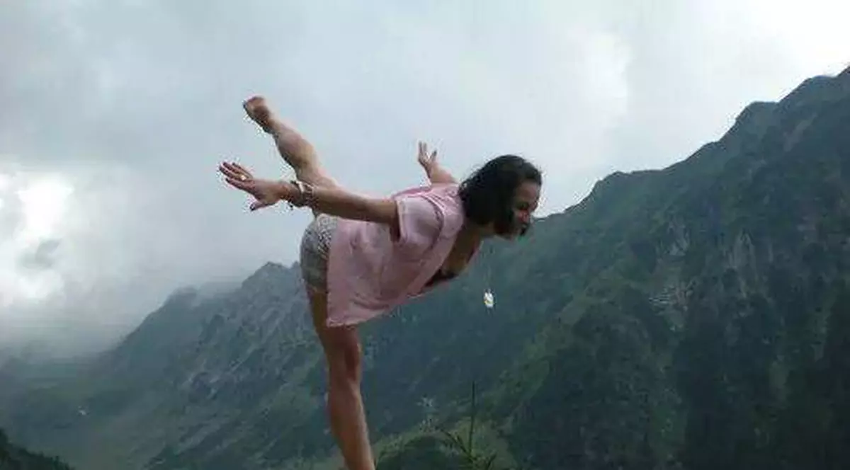 Habar nu aveţi ce pot face fostele gimnaste! Corina Ungureanu i-a lăsat mască pe turişti