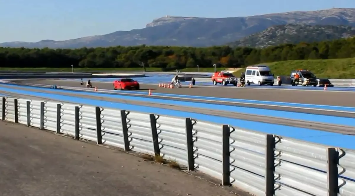 FABULOS! Cursă de viteză între un Ferrari şi o bicicletă. Ghiceşti cine a câştigat? VIDEO
