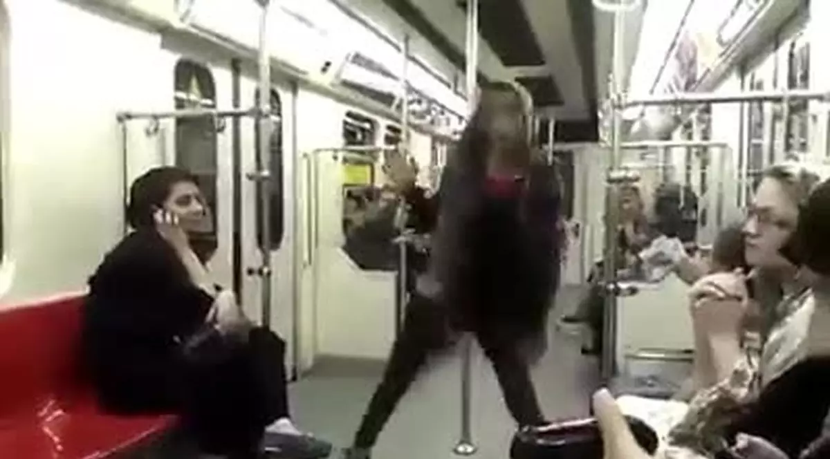 Lecţie de curaj! Ce a făcut o tânără din Iran pentru a protesta împotriva unei legi care le interzice femeilor să danseze în public | VIDEO