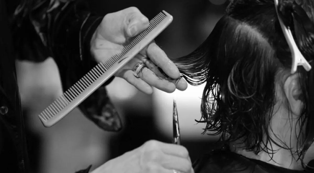 O tânără din Sibiu a plecat cu părul distrus dintr-un salon de hairstyle