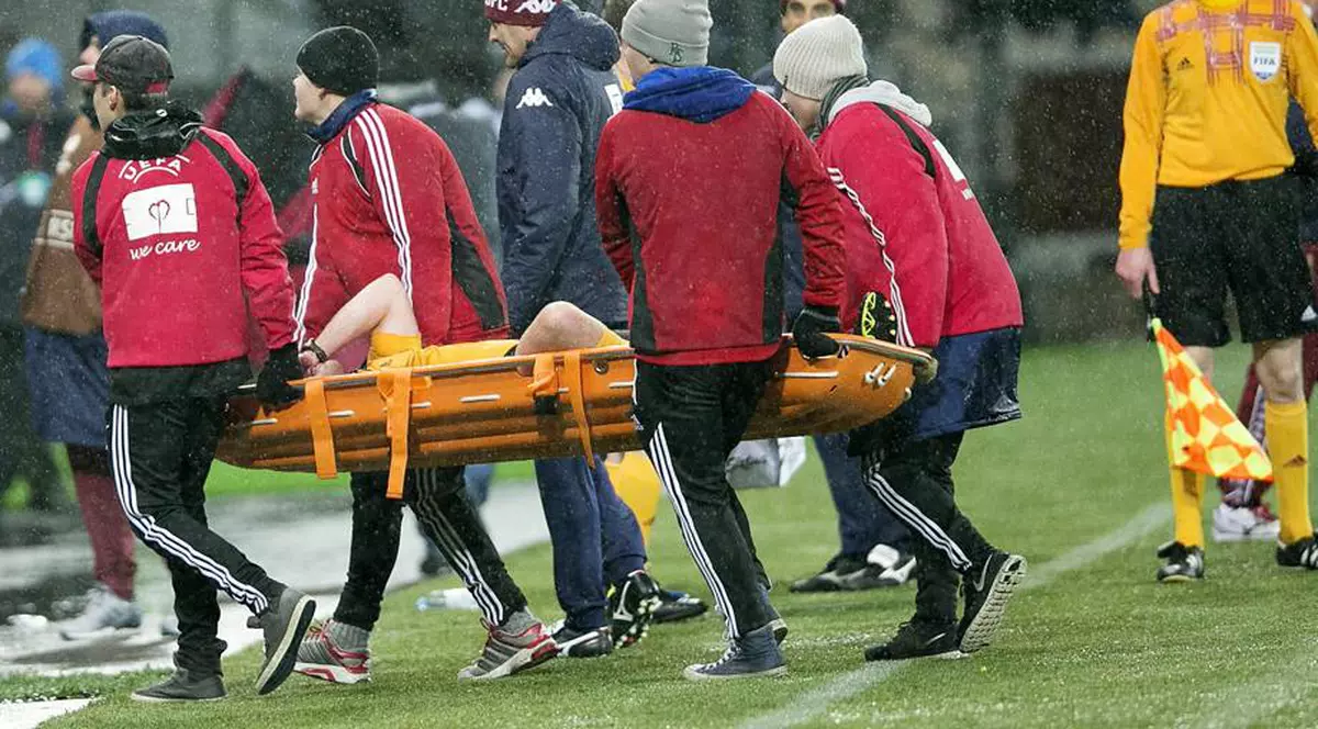 GALERIE FOTO / Arbitru, scos pe targă în timpul meciului HJK Helsinki - Torino, din Liga Europa! 
