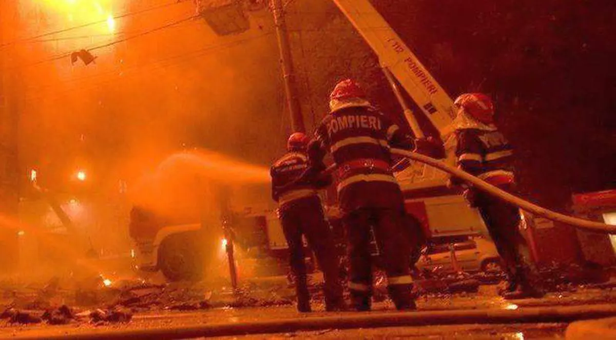 Pompierii din Mehedinţi, chemaţi să stingă incendiul declanşat la casa unui coleg