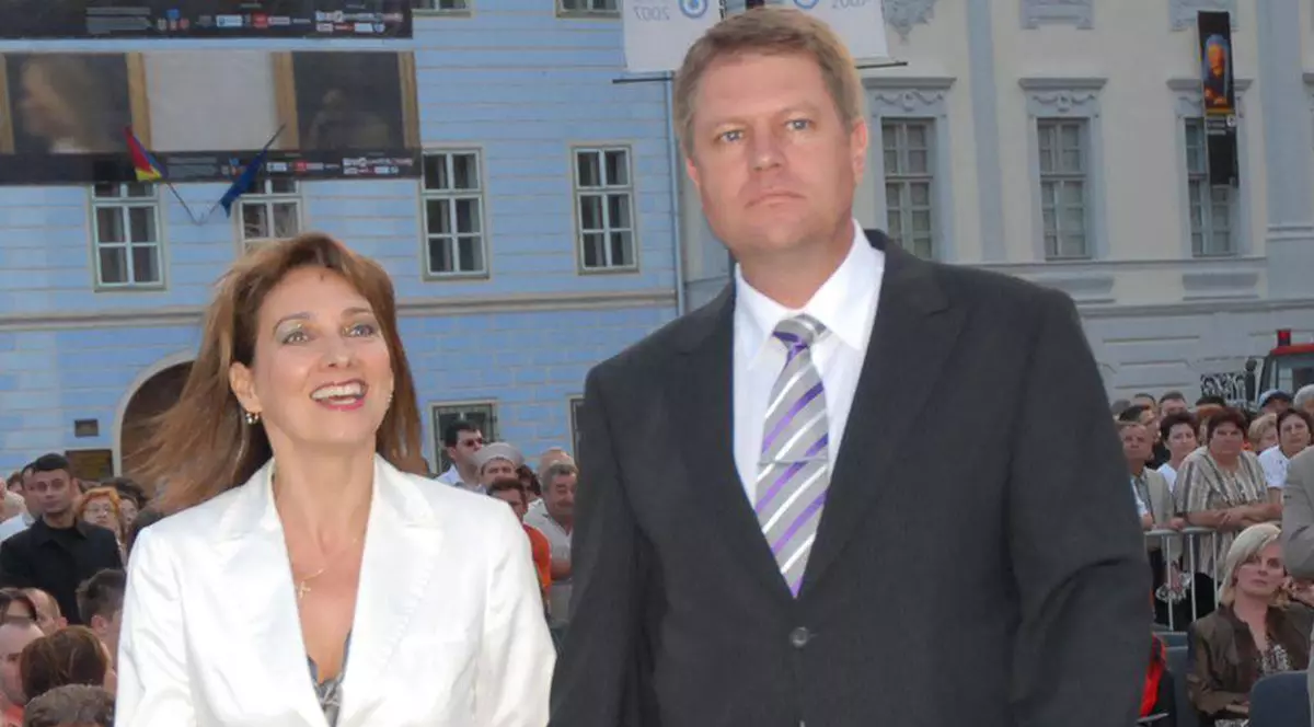 PETRECERE la locuinţa SOȚILOR Iohannis din municipiul Sibiu. CINE sunt cei INVITAȚI