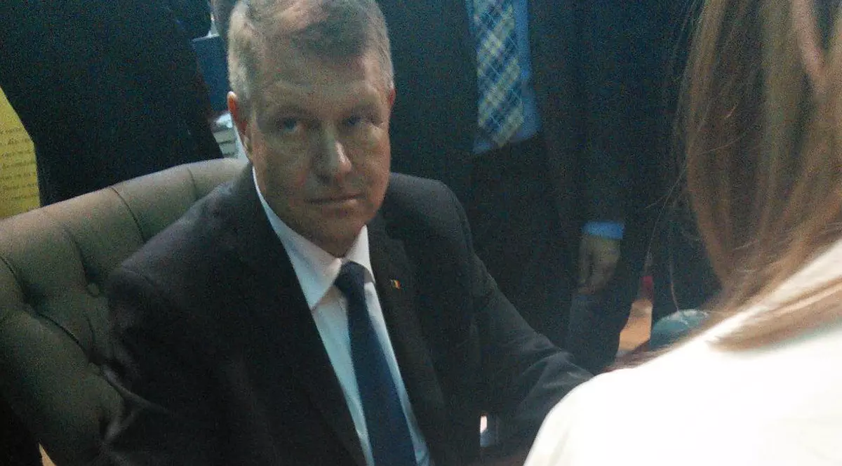 Klaus Iohannis TE ZĂPĂCEȘTE! ÎNTR-UN FEL SEMNEAZĂ și ÎNTR-UN FEL DĂ AUTOGRAFE