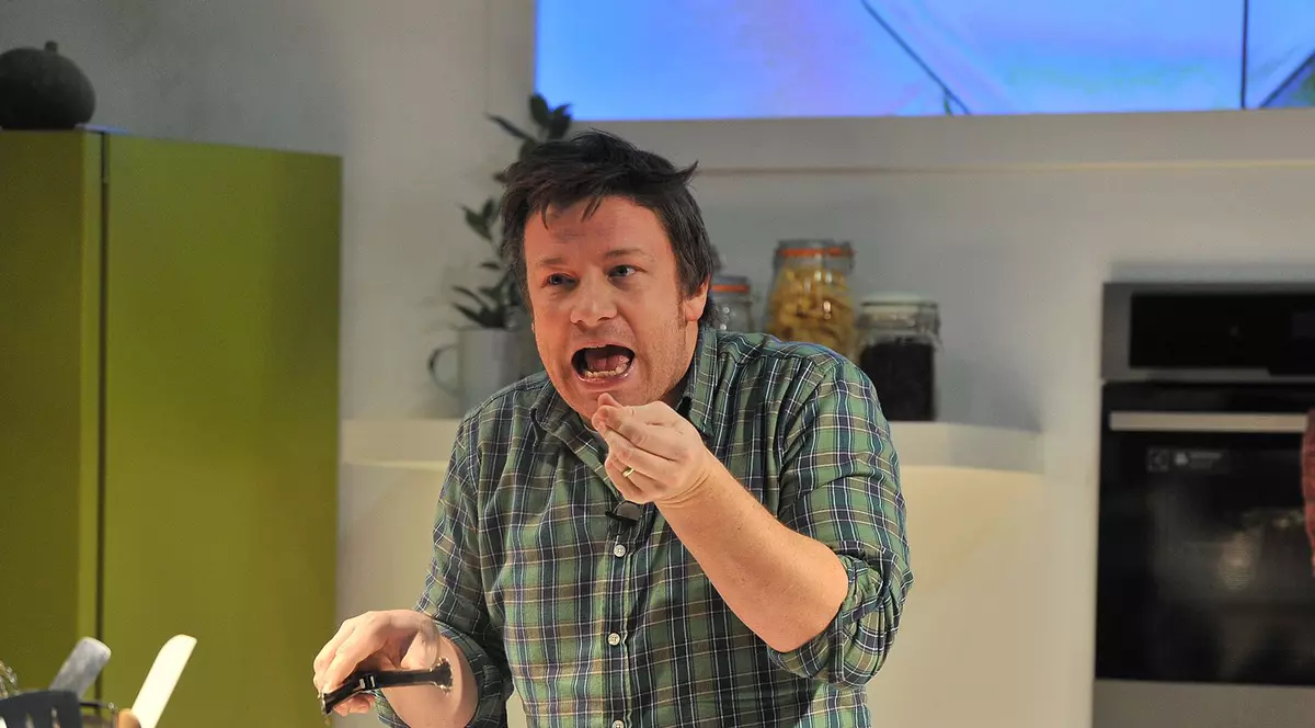 MODUL ȘOCANT în care Jamie Oliver își PEDEPSEȘTE COPIII. Tu ai putea MÂNCA așa CEVA?