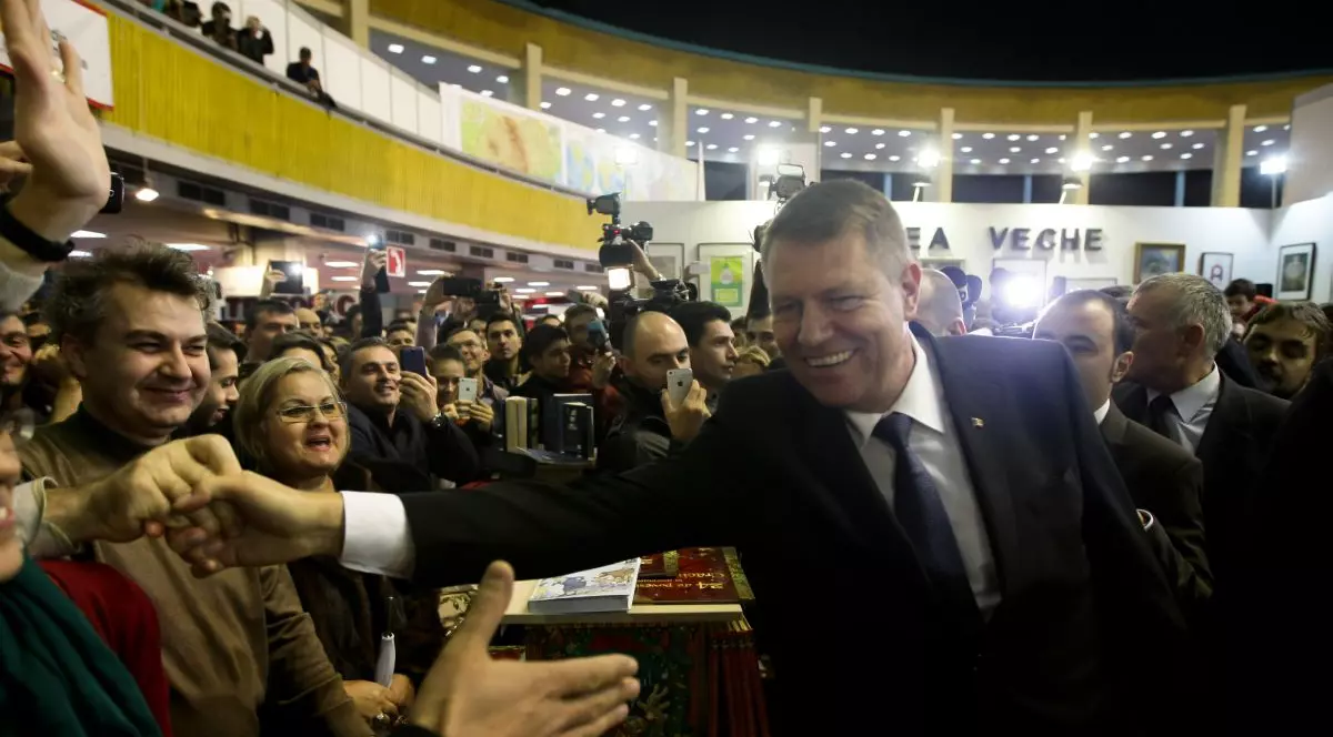 MISTERUL BILEȚELULUI pe care KLAUS IOHANNIS l-a PRIMIT înainte de LANSAREA CĂRȚII lui! | FOTO