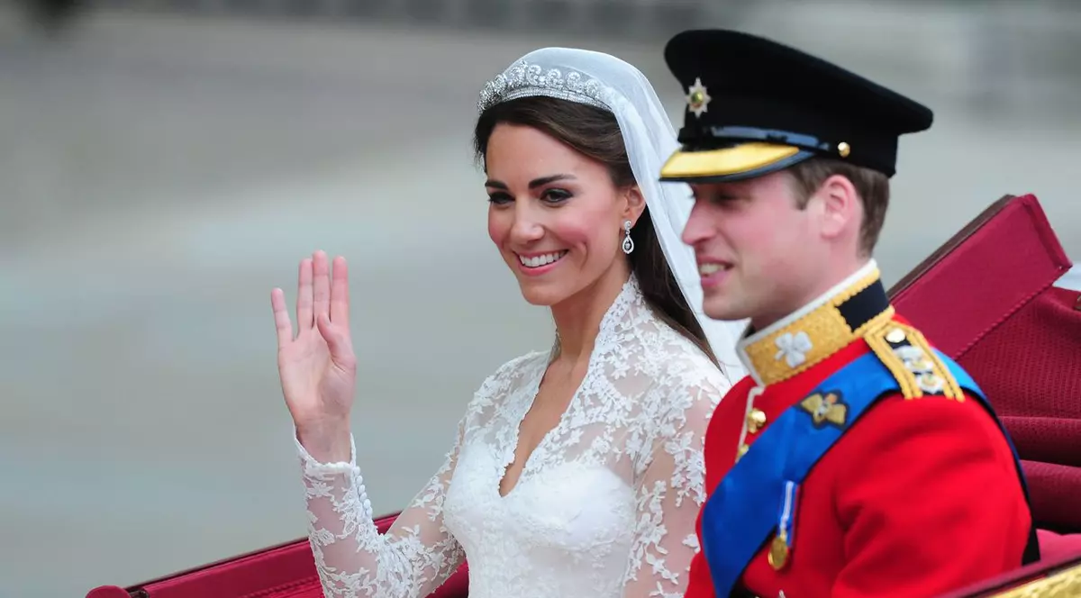 O felie din TORTUL de NUNTĂ al lui William și Kate, SCOASĂ la LICITAȚIE
