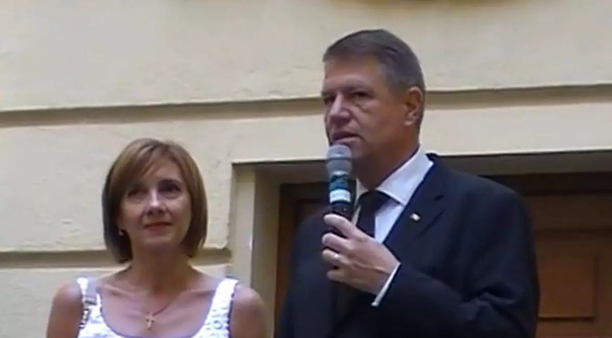 Klaus Iohannis FUGE DE TREABA DE ACASĂ! 