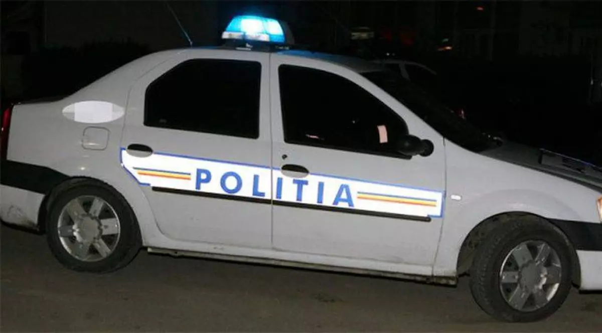 ULUITOR! CUM a REUȘIT un şofer BĂUT şi fără permis să LOVEASCĂ MAȘINA Poliţiei