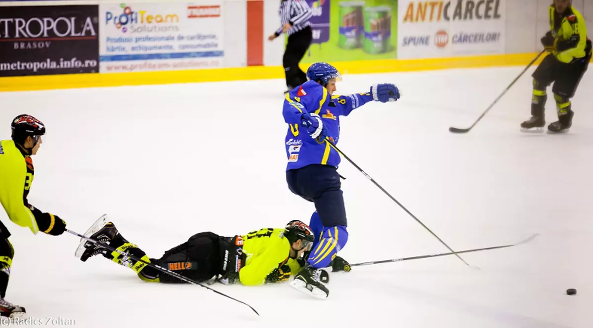 Bătaie ca în şapte păcate în hocheiul românesc! / VIDEO