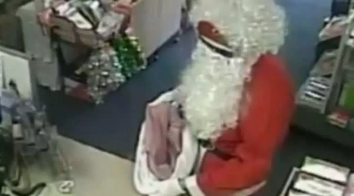 MOȘ CRĂCIUN și-a FĂCUT DEJA APARIȚIA! Cum le-a PĂCĂLIT pe angajatele unui oficiu poștal| VIDEO