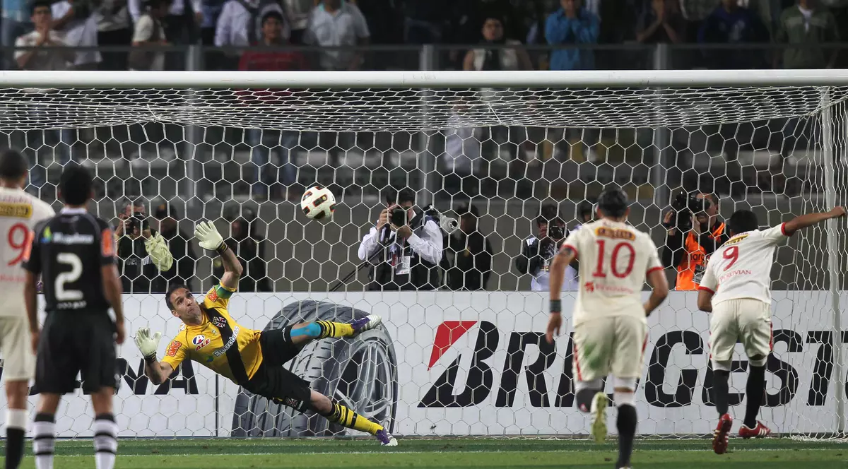 VIDEO / Faza anului în Peru! Portarul a fost prins pe picior greşit în ultimul minut al meciului