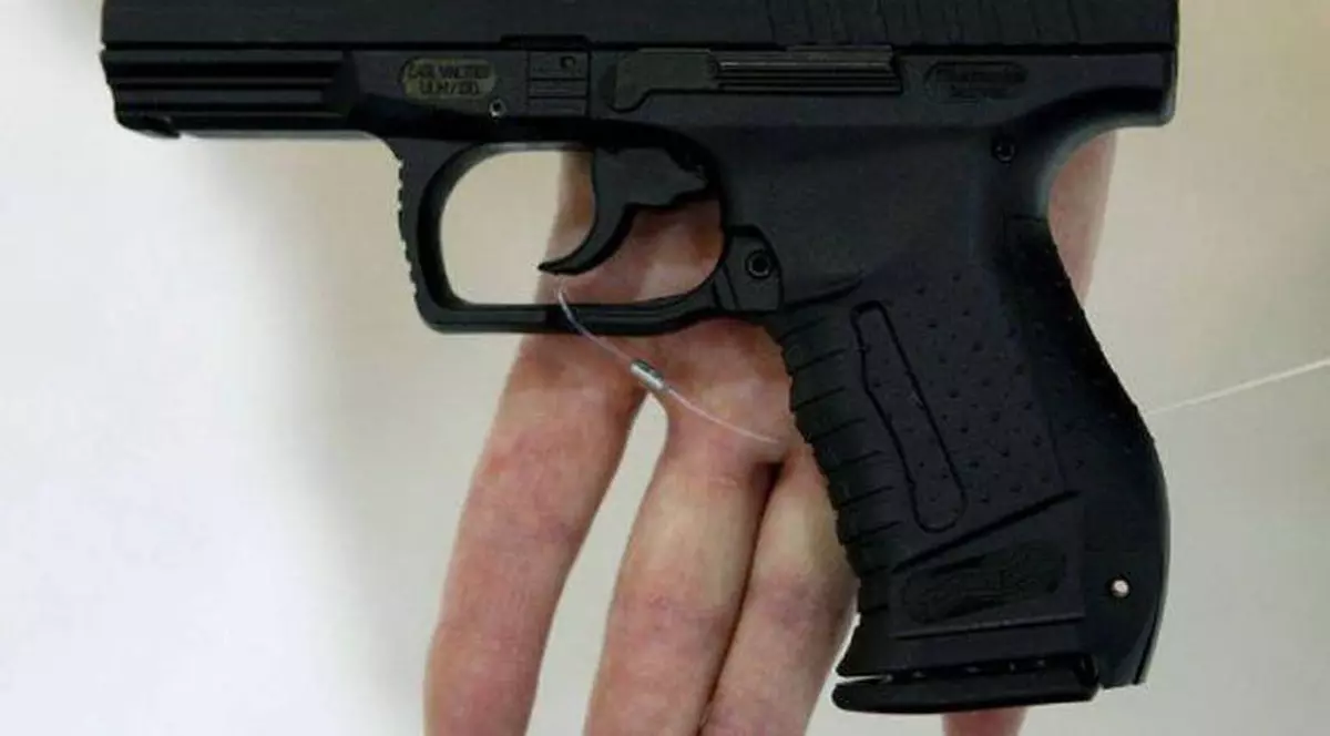Copil ”înarmat” cu un pistol de jucărie, împuşcat mortal de un poliţist