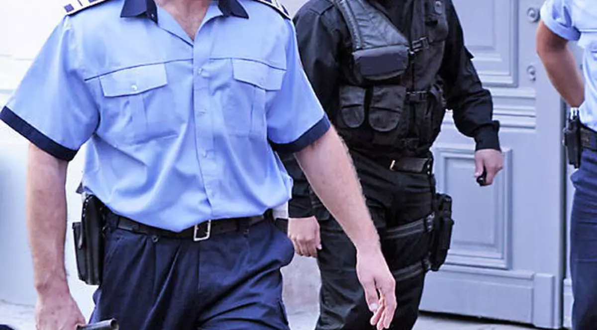 Dosar penal pentru poliţiştii bucureşteni acuzaţi ca au bătut un ziarist în Centrul Vechi