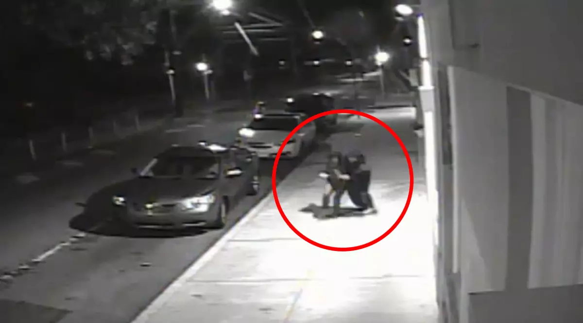 Şocant! Femeie răpită pe stradă de un necunoscut! Incidentul a fost surprins de camerele de supraveghere | VIDEO