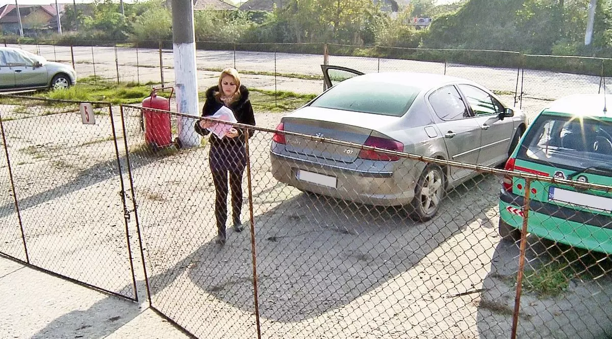 Ridicată cu tot cu mașină și închisă în parcul auto | VIDEO