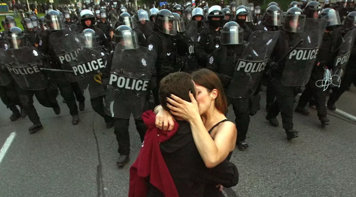 Propunere legislativă ciudată: Italiencele nu au voie să sărute poliţişti