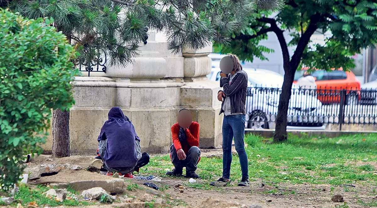 Drogaţii jefuiesc noaptea maşinile din parcări