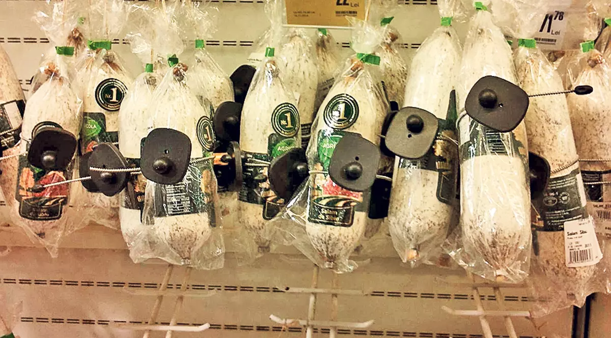 Jos labele de pe salamul de Sibiu! Marile magazine au luat măsuri împotriva hoţilor, care îi lezează pe cumpărătorii cinstiţi