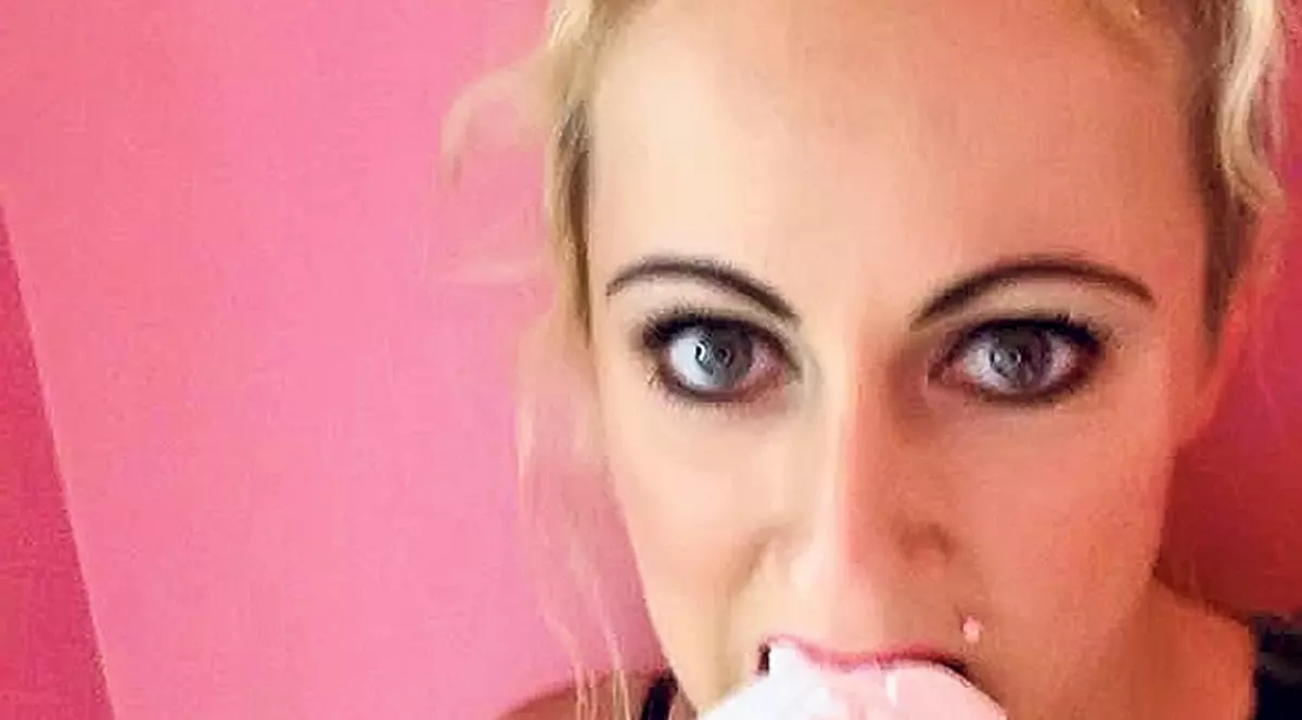 Mănâncă o rolă de hârtie igienică pe zi