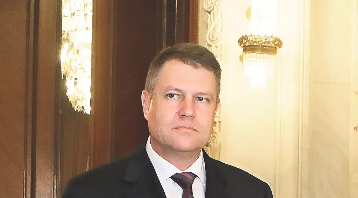 În timp ce Klaus Iohannis se pregătește să aterizeze la Cotroceni, Băsescu aterizează la Sibiu