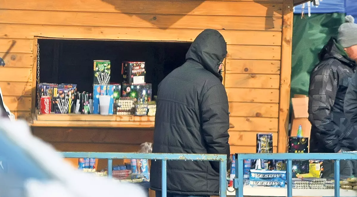 Cu petardele în ochii poliţiştilor