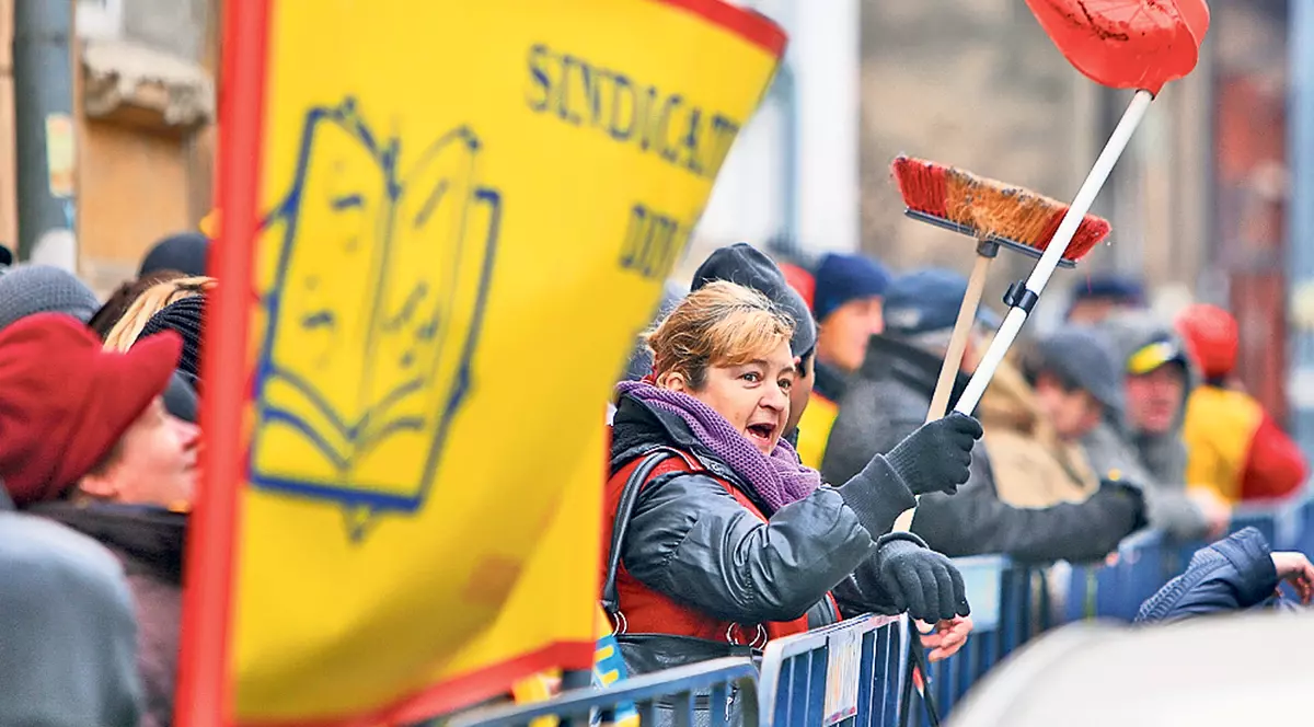 Protest cu mături, mopuri și fărașe