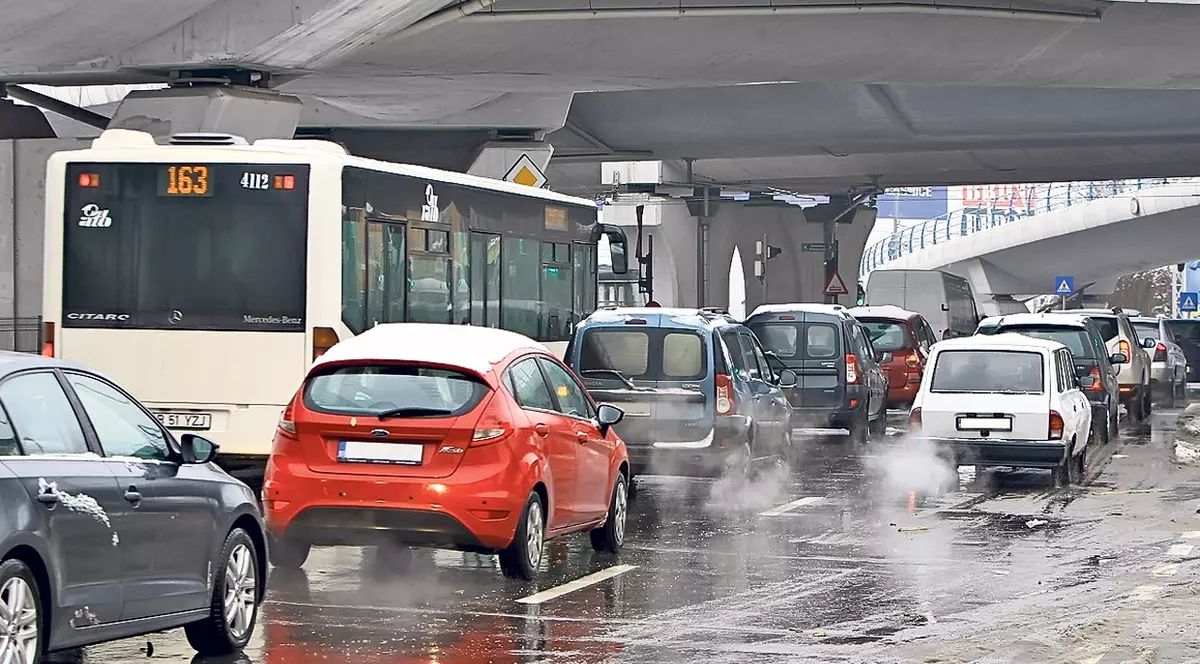 EXCLUSIV LIBERTATEA | Traficul şi semafoarele au ars motorina! Aceasta este explicaţia şoferilor pentru carburanţii lipsă de la RATB