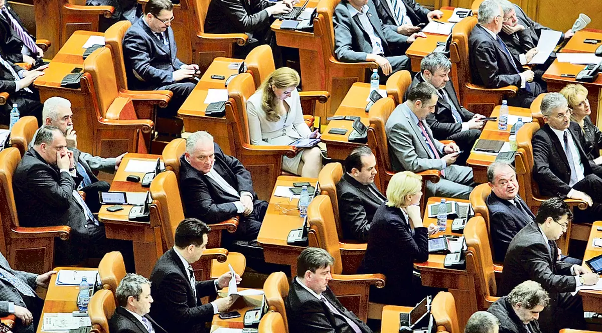 După SUPERIMUNITATE, parlamentarii vor din nou PENSII SPECIALE grase