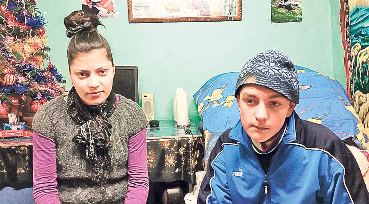 Singuri pe lume le e mai bine | În prag de Crăciun, doi fraţi au fost la un pas de a fi aruncaţi în stradă chiar de mama lor