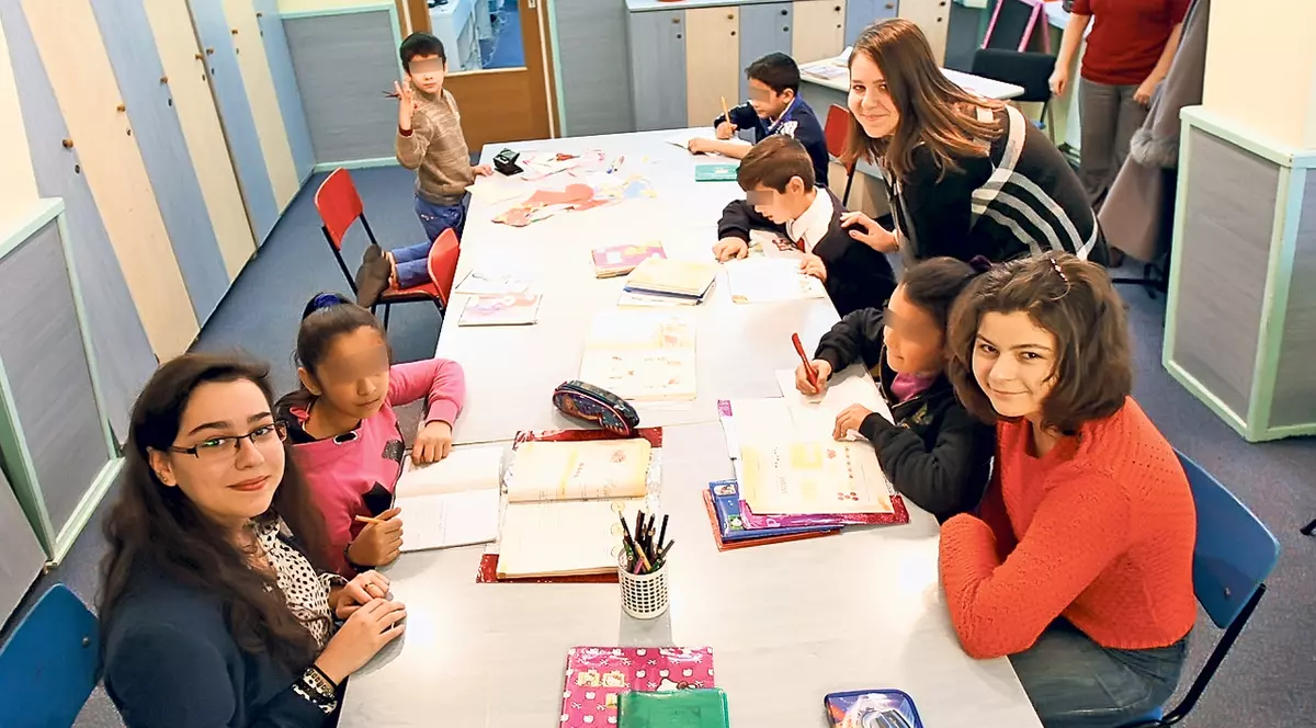 Profesoare la 17 ani, pentru copiii sărmani