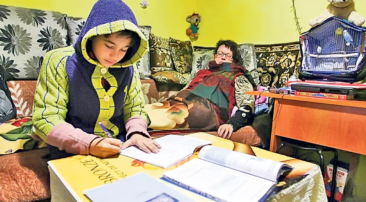 Sărăcia i-a furat copilăria! La 11 ani, viaţa lui Costi este o continuă luptă pentru supravieţuire