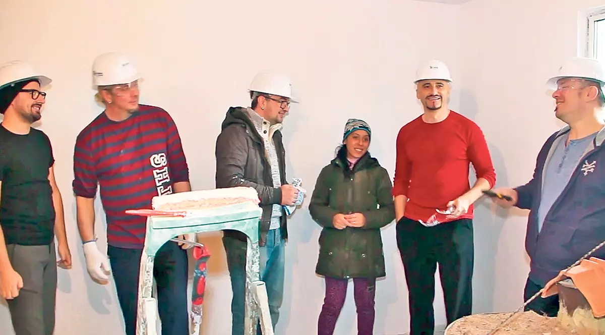 Îi construiesc casa «albinuţele» de la Voltaj