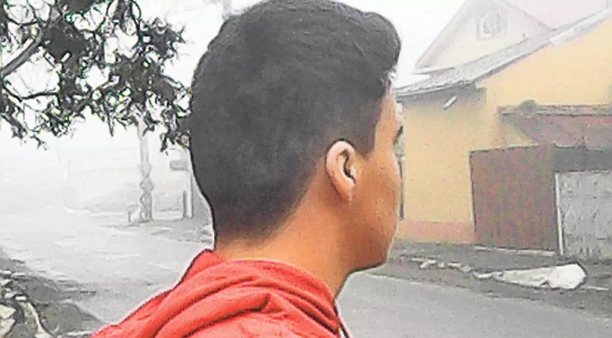 Îi ajută pe copiii cu autism! Un băiat bătut crunt de tatăl lui în copilărie face voluntariat pentru micuţii cu probleme